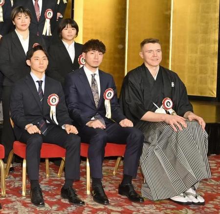 　（前列左から）河村勇輝、比江島慎、ジョシュ・ホーキンソン