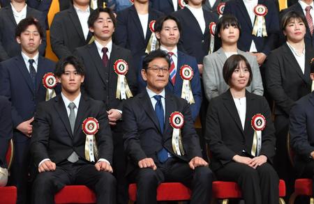 　表彰式に出席した栗山英樹前侍ジャパン代表監督（中央）＝撮影・西岡正