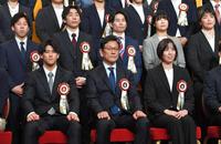 　表彰式に出席した栗山英樹前侍ジャパン代表監督（中央）＝撮影・西岡正