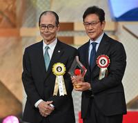 　王貞治ソフトバンク球団会長（左）からトロフィーを受け取る栗山英樹前侍ジャパン監督（撮影・西岡正）