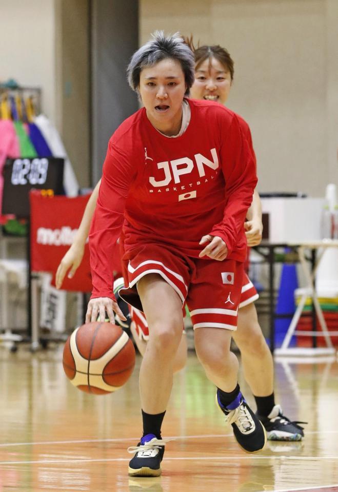 　バスケットボール女子の日本代表候補合宿で汗を流す吉田