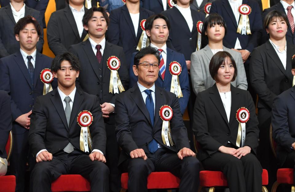 　表彰式に出席した栗山英樹前侍ジャパン代表監督（中央）＝撮影・西岡正