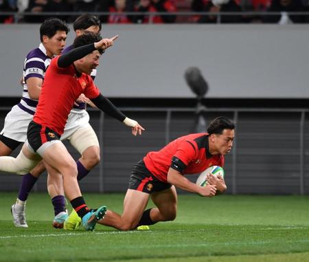 　前半、帝京大・高本とむが先制トライを決める（撮影・佐々木彰尚）
