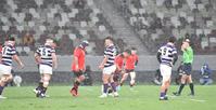 　前半、落雷のため試合が一時中断となる（撮影・佐々木彰尚）