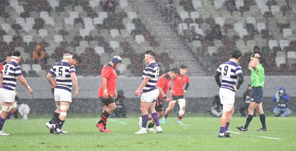 　前半、落雷のため試合が一時中断となる（撮影・佐々木彰尚）