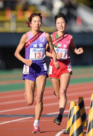　９区で走る東京・新谷仁美（左）。右は熊本・矢田みくに（撮影・中田匡峻）