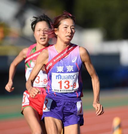 　９区を走った東京・新谷仁美（手前）。後方は熊本・矢田みくに（撮影・中田匡峻）