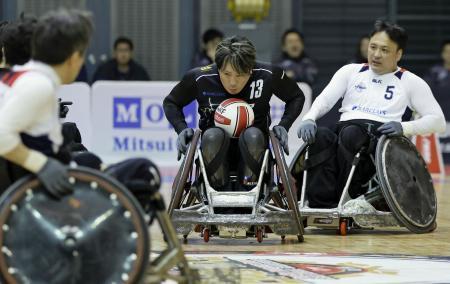 　決勝の第４ピリオド、攻め込むブリッツ・島川（右から２人目）＝千葉ポートアリーナ