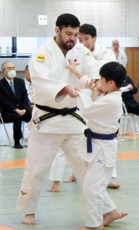 　小学生と乱取りする柔道男子１００キロ級のウルフ・アロン＝東京都文京区の講道館