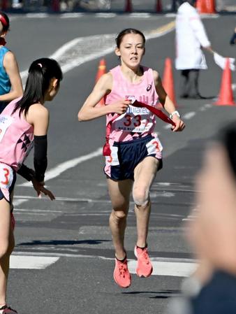 　３区・黒田六花（左）へたすきをつなぐ岡山の２区・ドルーリー朱瑛里