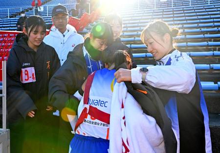 　９区でゴールした石川・沢井柚葉（右から２人目）を迎えるチームメート（撮影・中田匡峻）