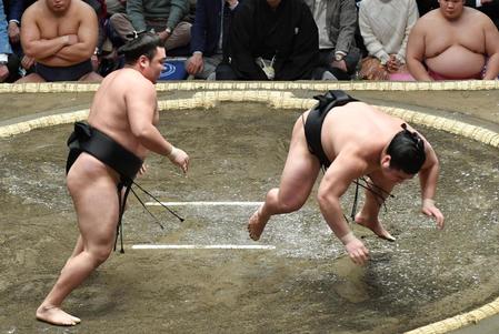 綱とりの大関霧島が白星スタート　若元春に引き落とし