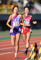 　９区で走る東京・新谷仁美（左）。右は熊本・矢田みくに（撮影・中田匡峻）