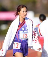 　ゴールし、引き揚げる東京・新谷仁美（撮影・中田匡峻）