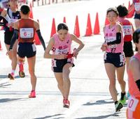 　岡山１区の西村美月（右）からたすきを受けて走り出す２区のドルーリー朱瑛里