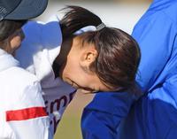 　９区を走った石川・沢井柚葉は係員に支えられながら引き揚げる（撮影・中田匡峻）