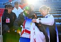 　９区でゴールした石川・沢井柚葉（右から２人目）を迎えるチームメート（撮影・中田匡峻）