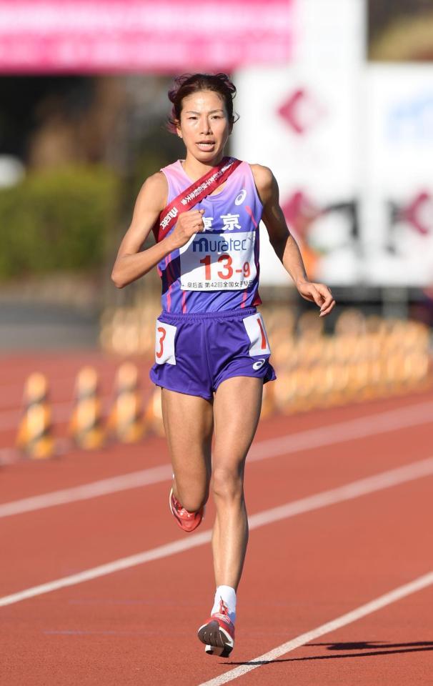 　ゴールする東京・新谷仁美（撮影・中田匡峻）
