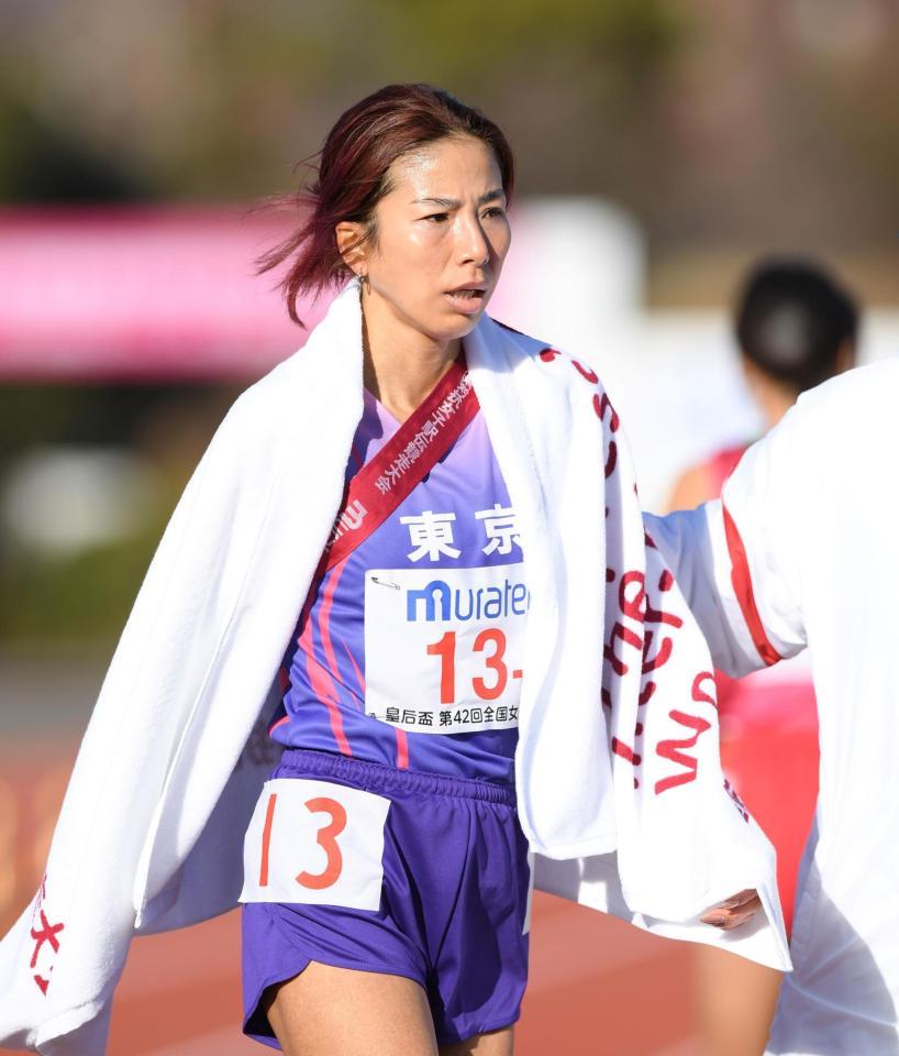 　ゴールし、引き揚げる東京・新谷仁美（撮影・中田匡峻）