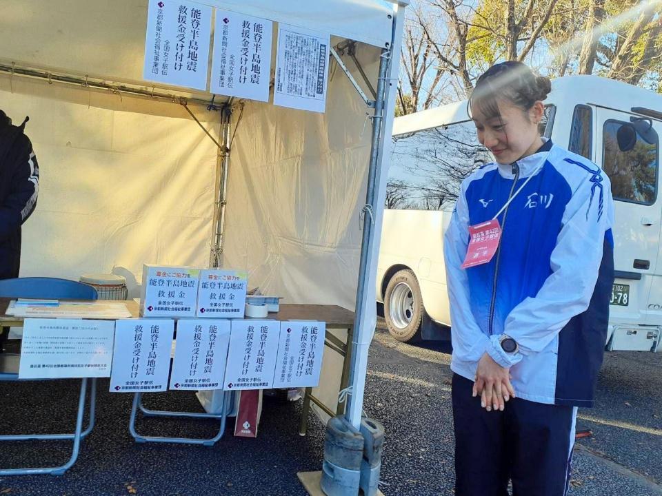 　募金箱の設置に感謝を伝えた五島莉乃