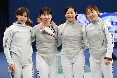 　フェンシングのワールドカップ（Ｗ杯）で４位となり、パリ五輪出場を決めた女子フルーレの日本。左から宮脇花綸、上野優佳、菊池小巻、東晟良＝パリ（日本フェンシング協会提供・共同）