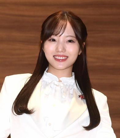 　引退発表記者会見に臨む本田真凜さん＝１１日