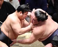 　照ノ富士（右）を攻める若元春