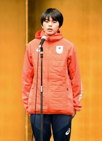 　冬季ユース五輪の結団式で決意表明する藤井海斗＝１６日、東京都港区