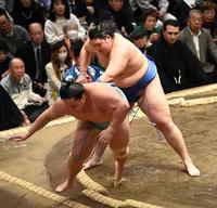 　大の里（右）は押し倒しで琴勝峰を破る