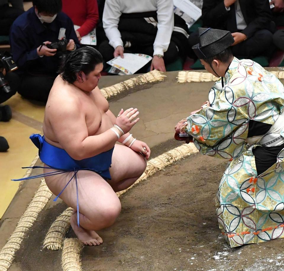 　琴勝峰を破り懸賞金を受け取る大の里（撮影・持木克友）　