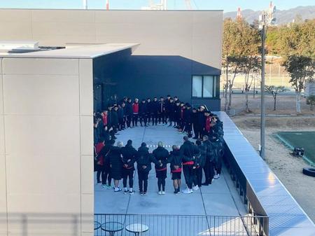 　阪神・淡路大震災の犠牲者を悼み黙とうする神戸の選手・スタッフ（写真提供・コベルコ神戸スティーラーズ）