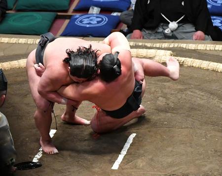 　日翔志（右）を下手投げで破った伯桜鵬（撮影・持木克友）