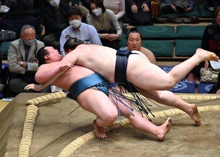 　白熊（左）が寄り倒しで獅司に敗れる