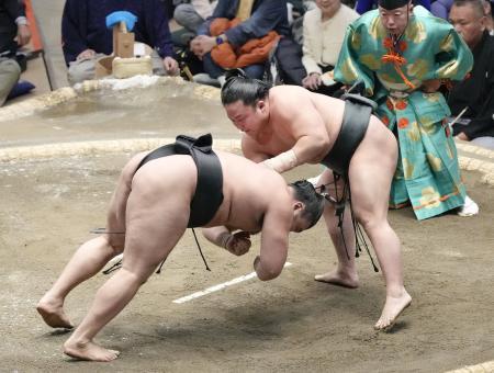 綱とり霧島が初黒星　照ノ富士３勝目、豊昇龍ら４連勝