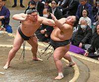 　若元春（左）に突き出しで敗れた貴景勝（１６日）