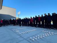 　阪神・淡路大震災の犠牲者を悼み黙とうする神戸の選手・スタッフ（写真提供・コベルコ神戸スティーラーズ）