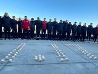 　阪神・淡路大震災の犠牲者を悼み黙とうする神戸の選手・スタッフ（写真提供・コベルコ神戸スティーラーズ）