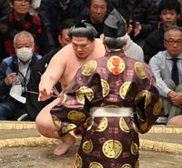 　貴景勝の休場による不戦勝で勝ち名乗りを受ける宇良