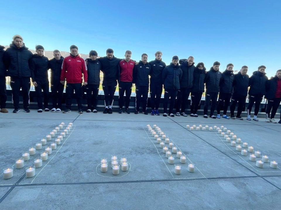 　阪神・淡路大震災の犠牲者を悼み黙とうする神戸の選手・スタッフ（写真提供・コベルコ神戸スティーラーズ）