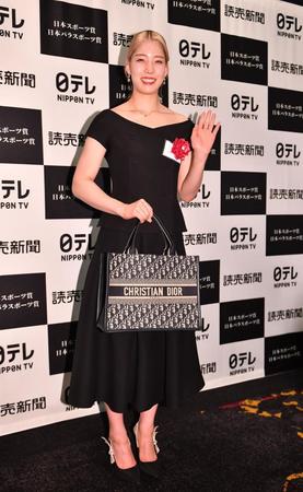　日本スポーツ賞表彰式に黒いドレスで登場した江村美咲（撮影・開出牧）