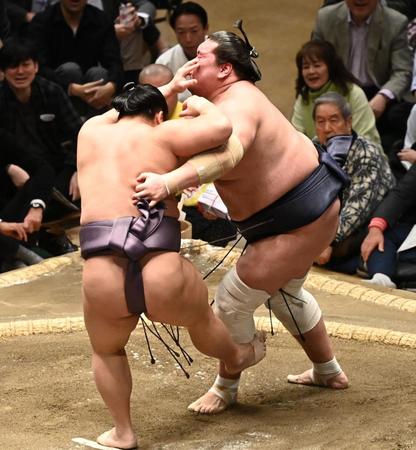 　照ノ富士（右）の足を蹴る翔猿