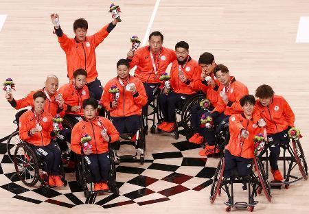 　東京パラリンピック車いすバスケットボール男子で銀メダルを獲得した日本の選手たち＝２０２１年９月