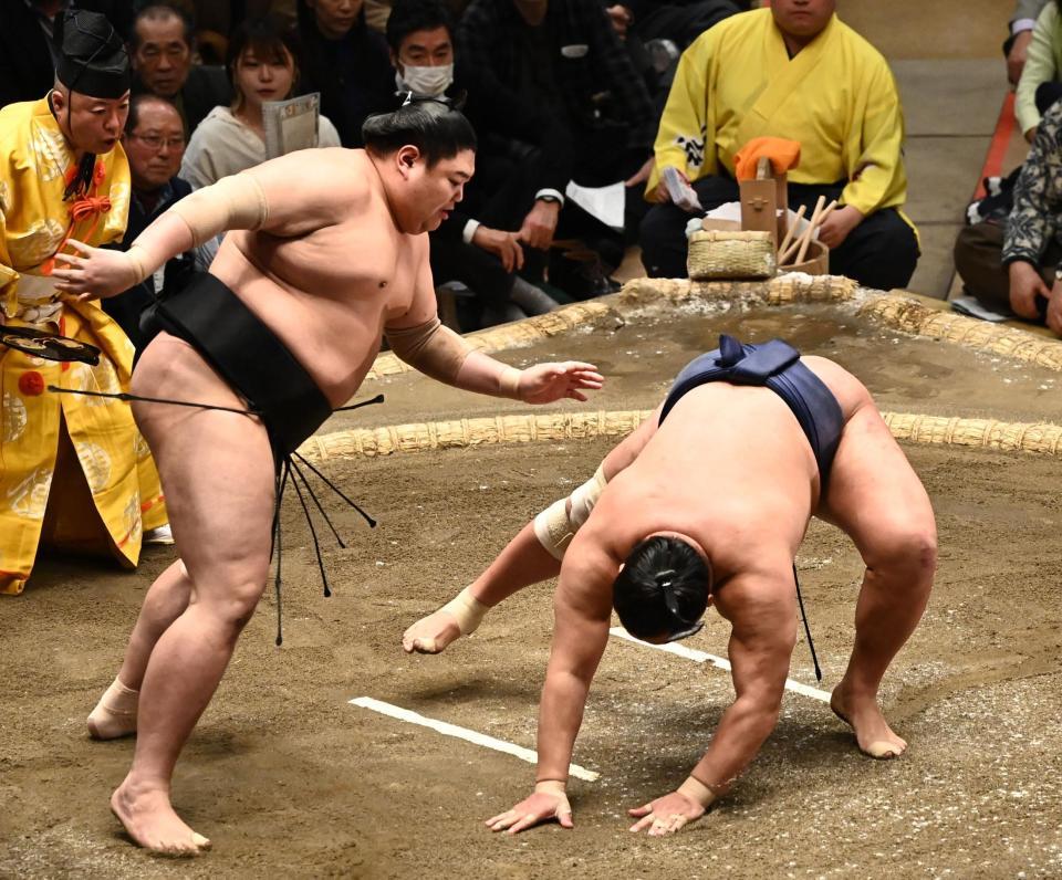 　阿炎（左）は引き落としで豊昇龍を破る