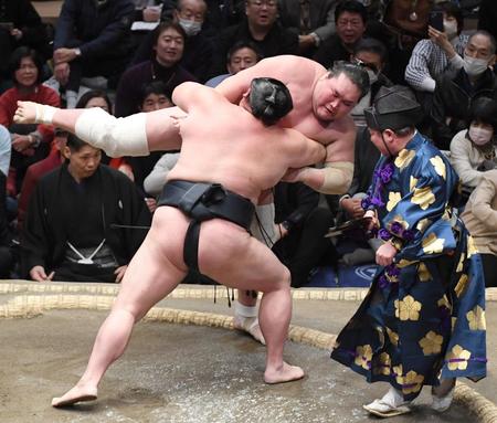 張り手に激高、猛省から一夜　横綱照ノ富士が正代に完敗で２敗目　波乱の結末に座布団舞う