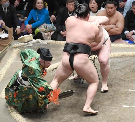 【写真】先場所でも「行司さんが転んだ！」それでも裁ききったプロ根性