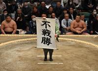 　貴景勝の休場により宇良の不戦勝が場内に伝えられる