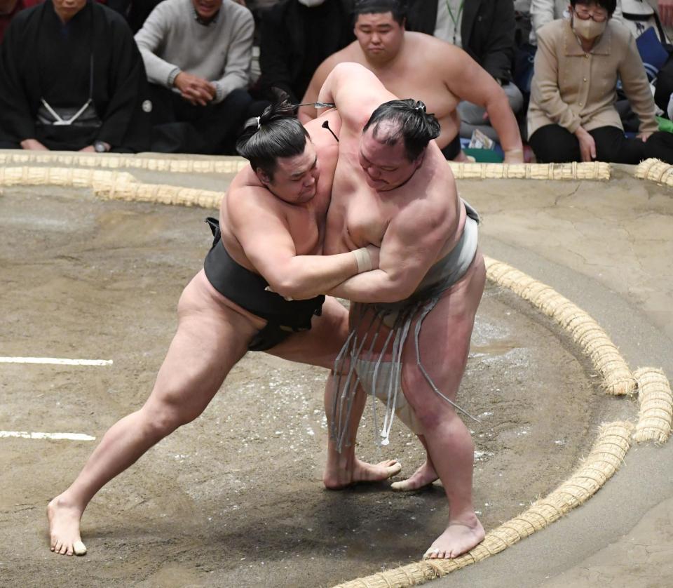 行司が吹っ飛ぶアクシデント 烏帽子落ち、草履が脱げても取り組み凝視