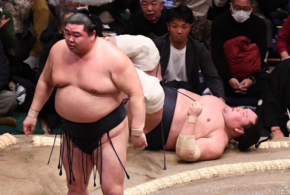 　正代（左）に寄り倒され痛い２敗目を喫した照ノ富士（撮影・園田高夫）