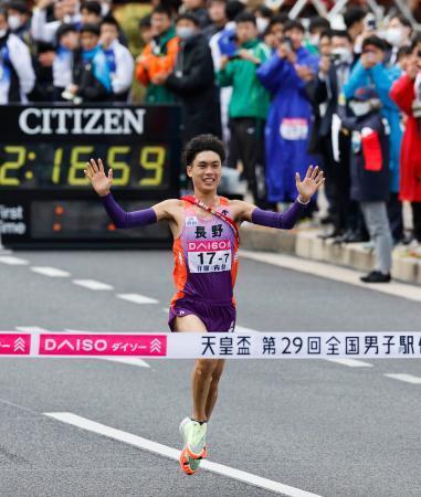 　ゴールする長野のアンカー鈴木芽吹。３大会連続１０度目の優勝を果たした＝広島市の平和記念公園前