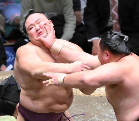 荒れる初場所　朝乃山が玉鷲に敗れ全勝力士が消える　玉鷲ののど輪などで追い込まれすくい投げ食らう　ヒヤリの場面も